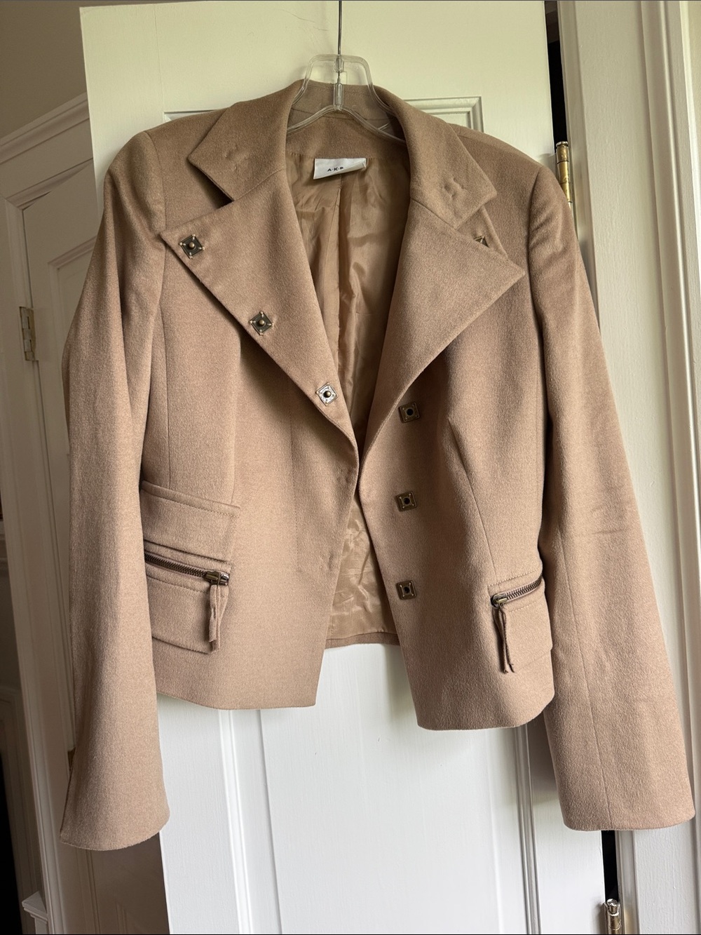 Akris Punto Tailored Cropped Wool Jacket in Camel